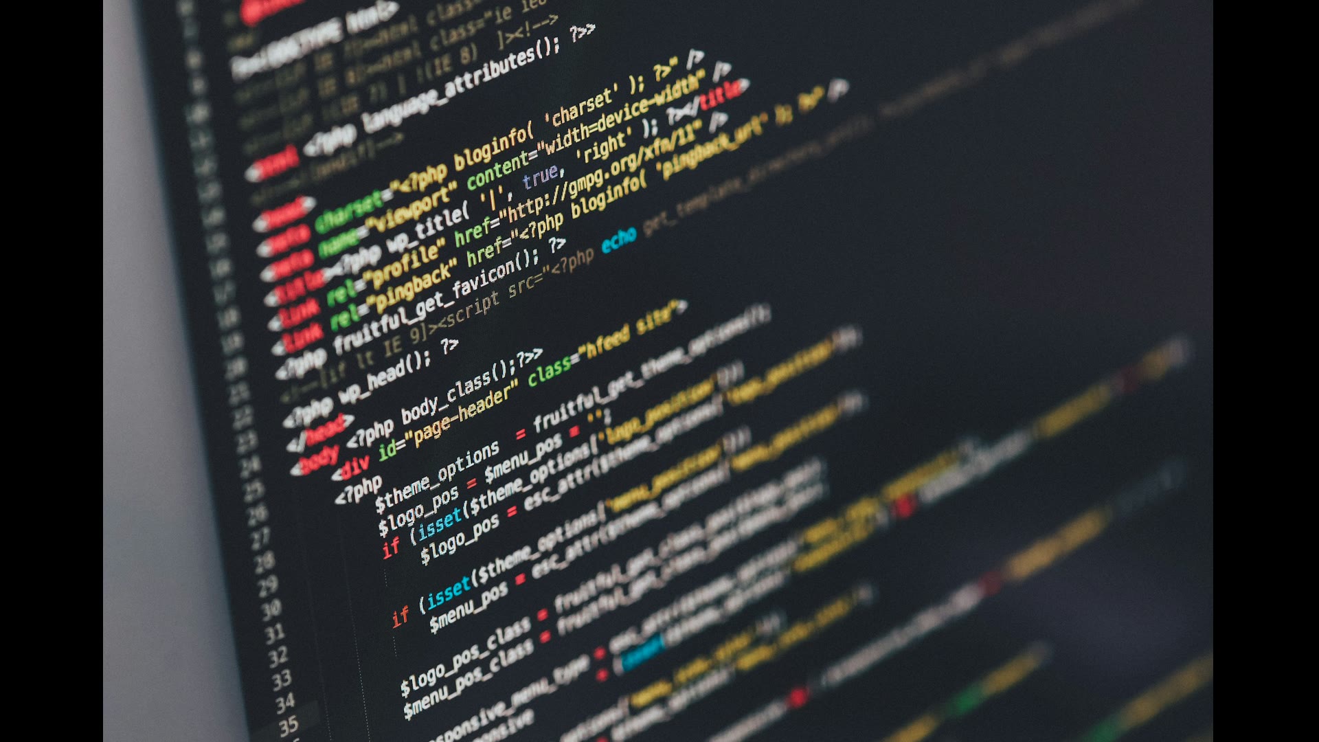 Développeur OptiFlow au travail sur un site internet sur-mesure à Metz